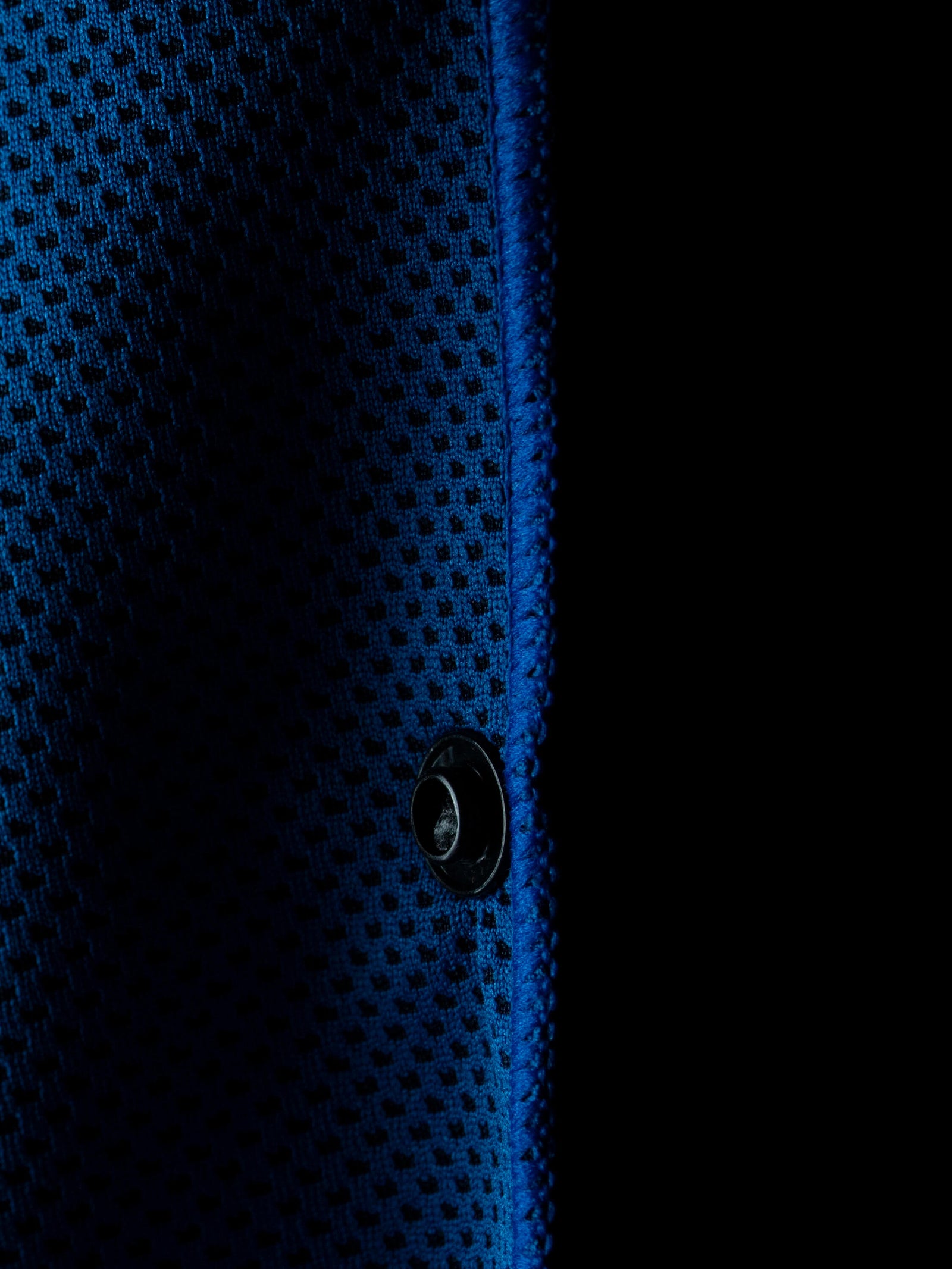 Two polymer buttons keep the hoodie in place at different paces. The top bottom ought to be used at medium to high speeds, while the lower bottom may be used for lower speeds.