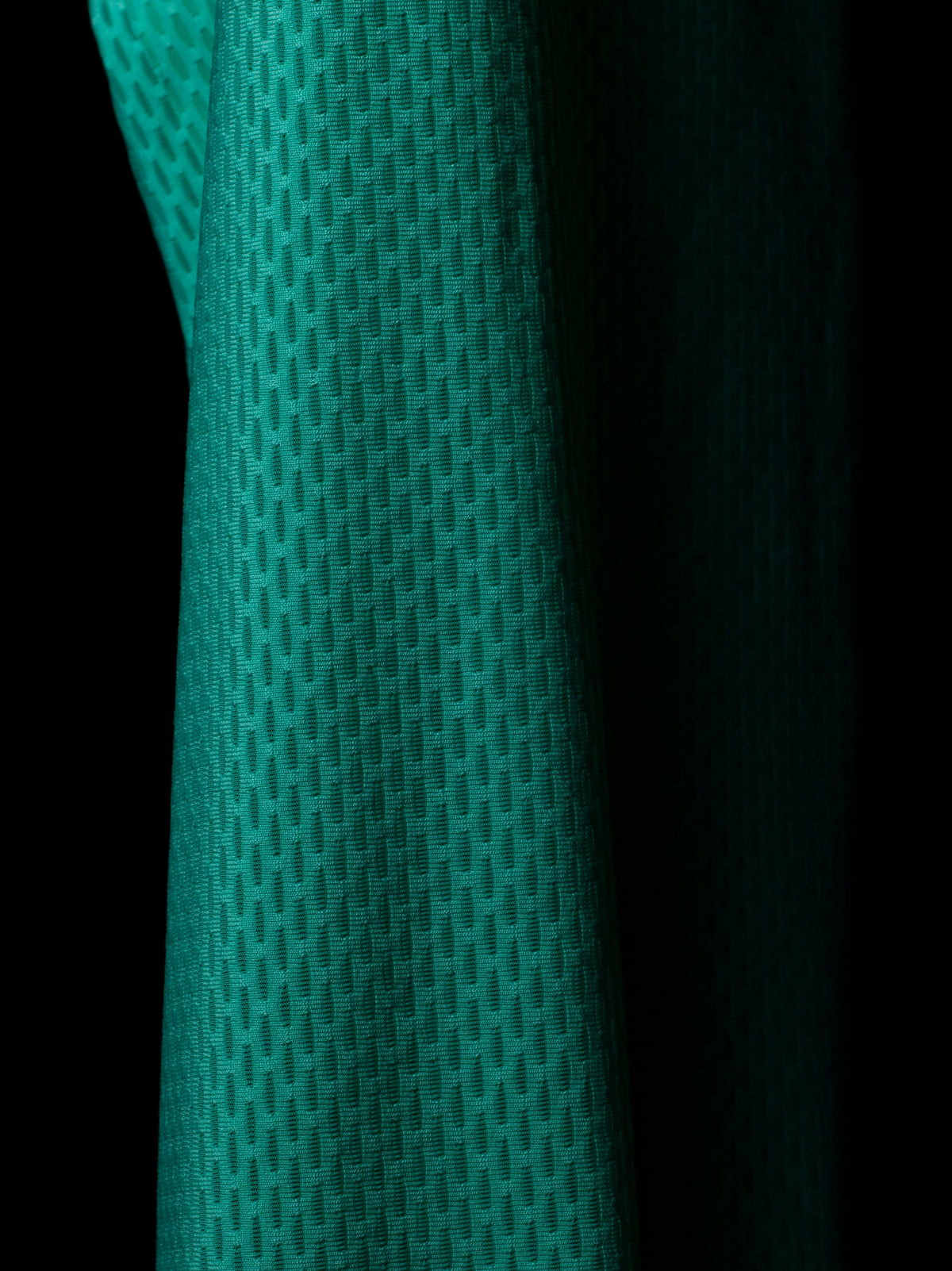 The 152gsm fabric features a unique dual-structure design: a supportive 0.45mm thick core layer provides shape retention and structure, while an integrated 0.14mm micro-thin vent-knit system promotes airflow across the entire vest.