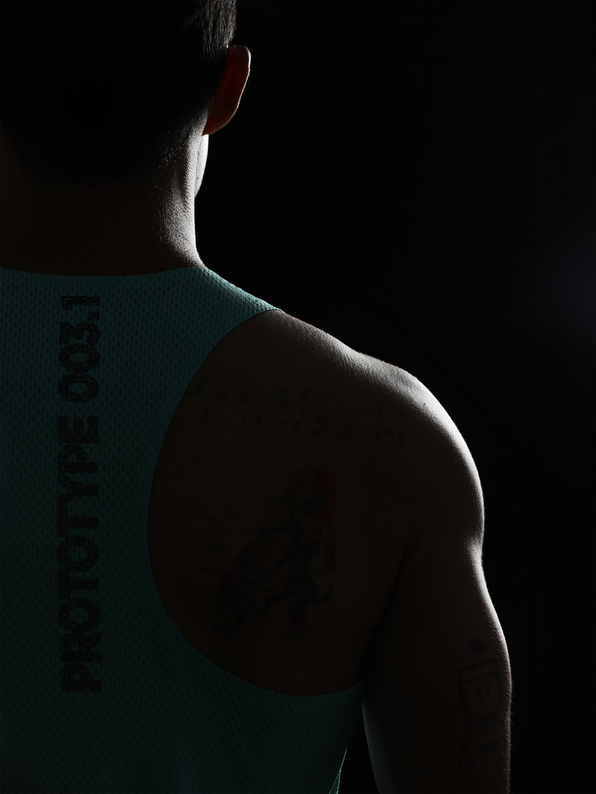 The form-fitting shoulder straps provide a secure anchor, keeping the vest firmly in place throughout the running gait cycle.